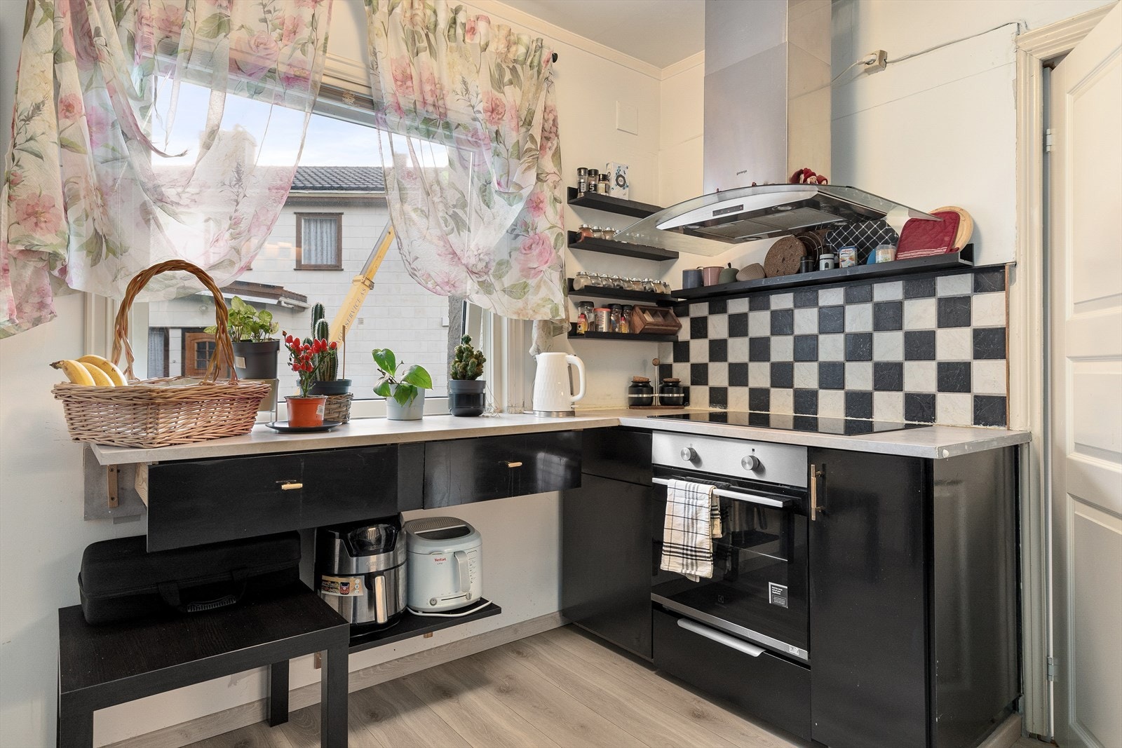 Kjøkkenet er adskilt i frå stove. Galleribilde