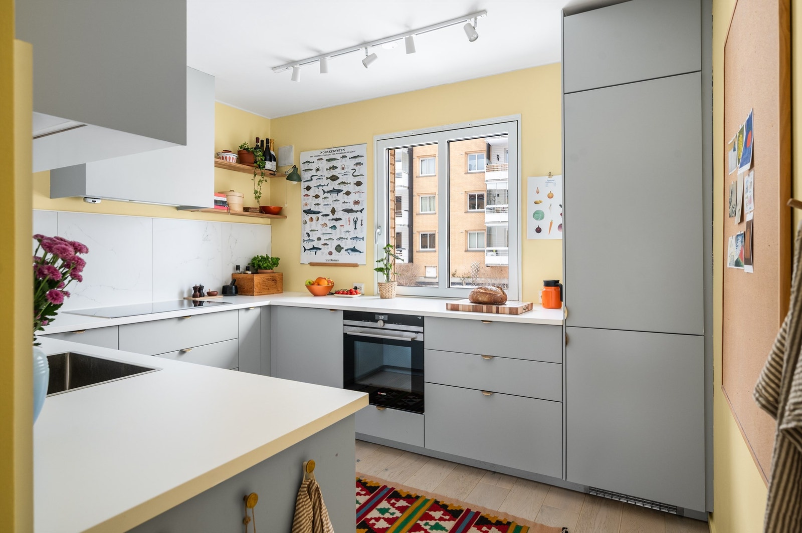 Det er rikelig med oppbevaringsplass i både skuffer og skap. Galleribilde