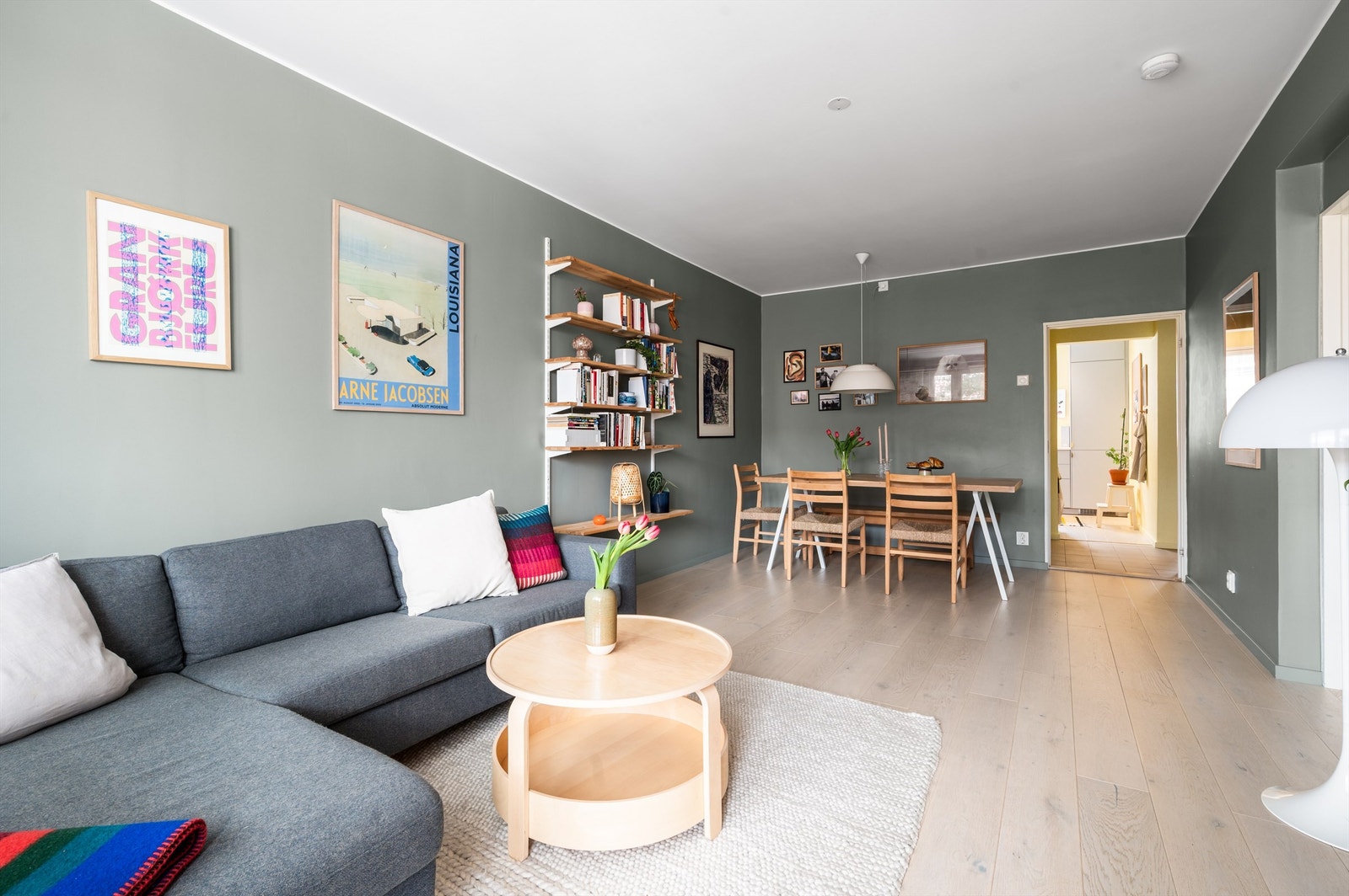 Leiligheten holder en gjennomgående god standard, med tilstandsgrad 1 eller bedre på de fleste punkter i tilstandsrapporten. Galleribilde