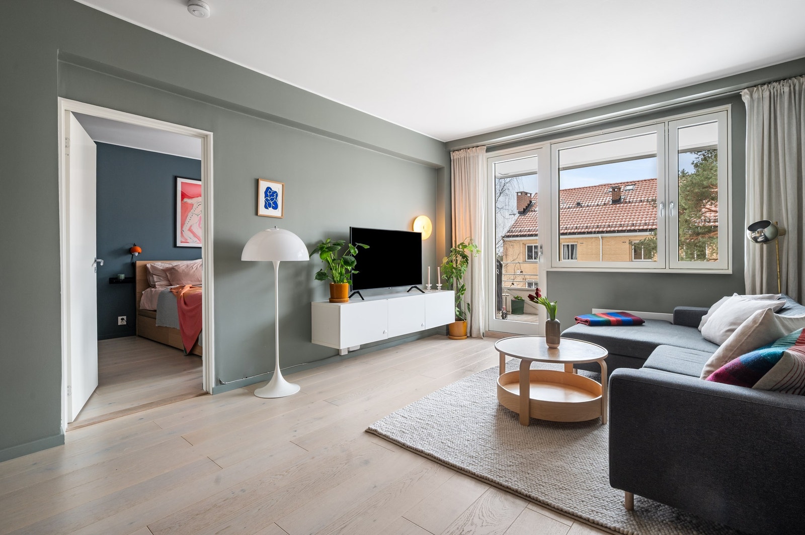 Stuen er romslig og har en takhøyde på cirka 2,54 meter, som kombinert med store vindusflater gir en luftig atmosfære. Galleribilde