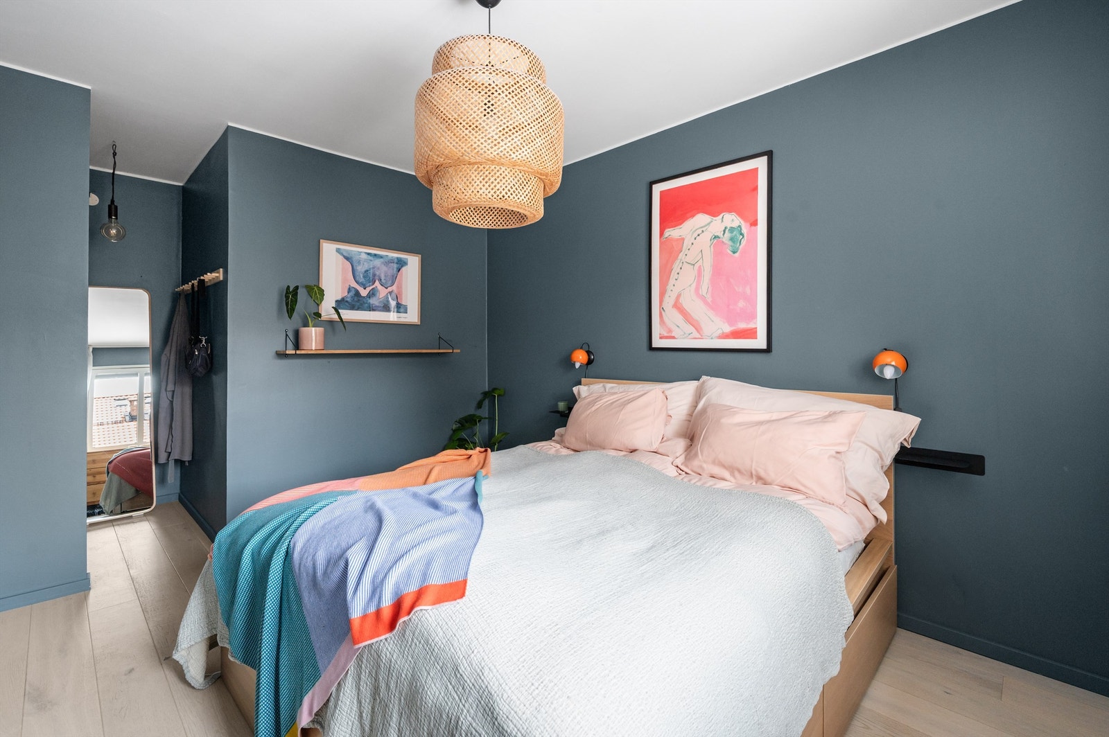 Hovedsoverommet er romslig og kan enkelt innredes med både dobbeltseng og tilhørende nattbord. Galleribilde