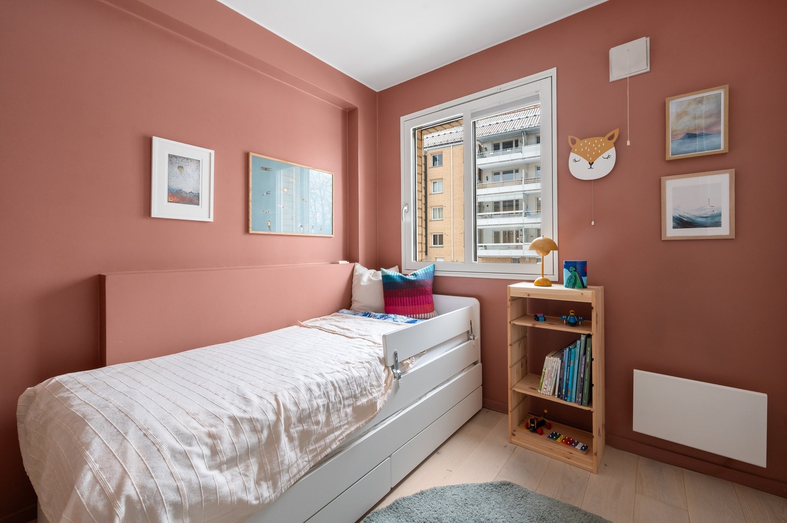 Her er det god plass til seng, pult eller annet ønskelig møblement. Galleribilde