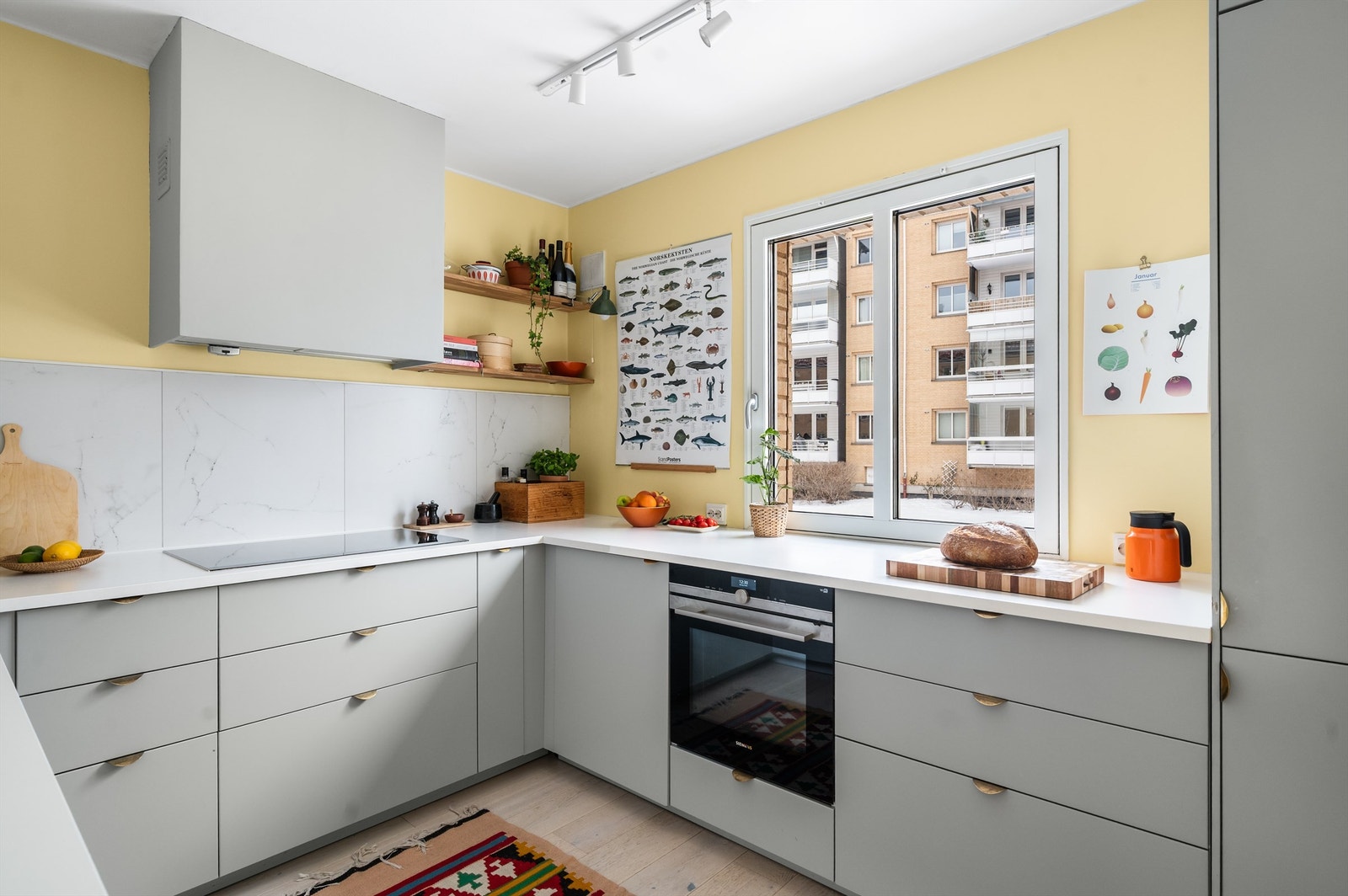 Leilighetens kjøkken ble modernisert i 2017 og har en stilren innredning med gode løsninger. Galleribilde