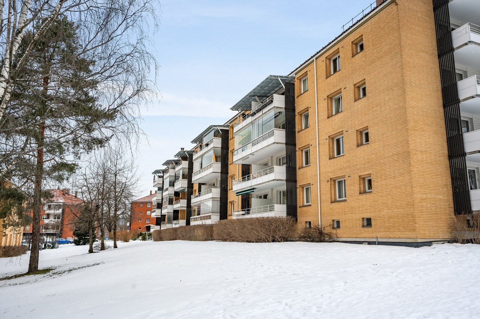 Boligen har en god intern beliggenhet i bygningens andre etasje, sentralt men skjermet fra støy. Galleribilde