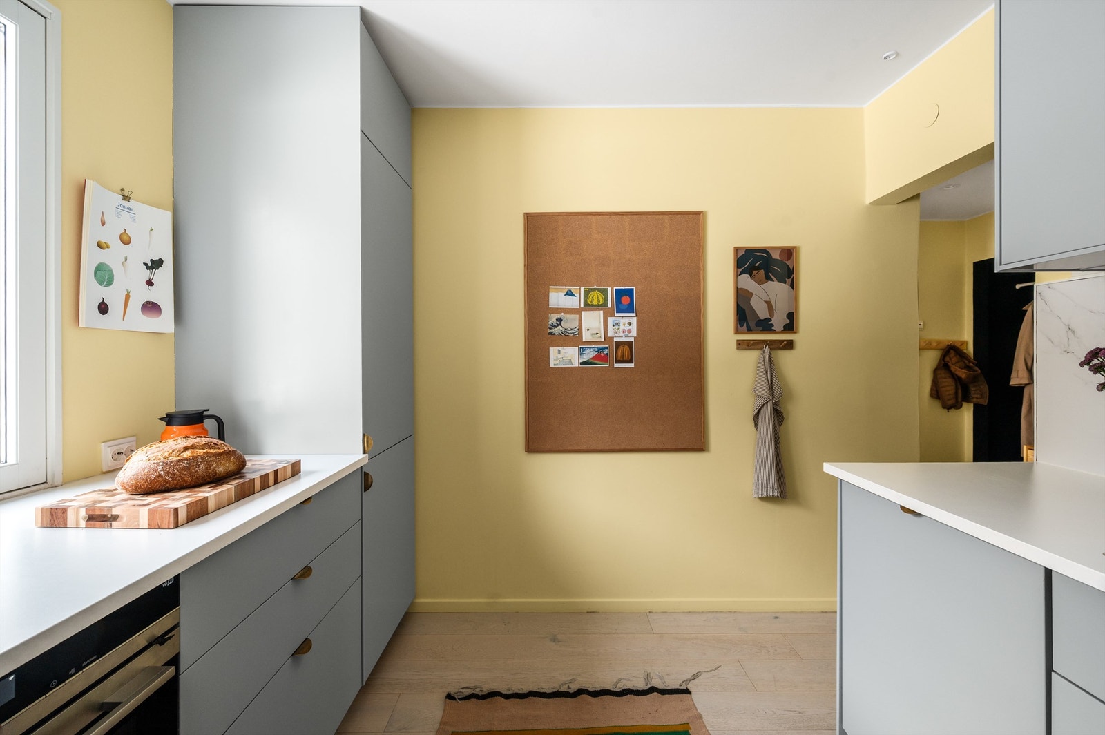 Gjennomførte overflater og stilrene detaljer gir boligen et helhetlig inntrykk. Galleribilde