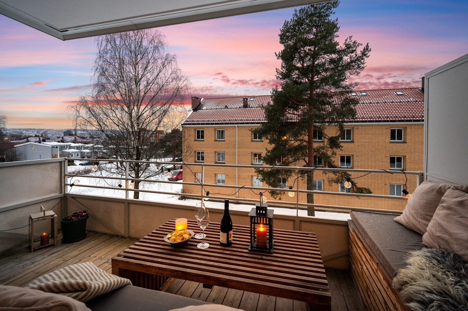 Balkongen er på cirka 8 m² og vender mot vest. Herfra har du en flott utsikt! Galleribilde