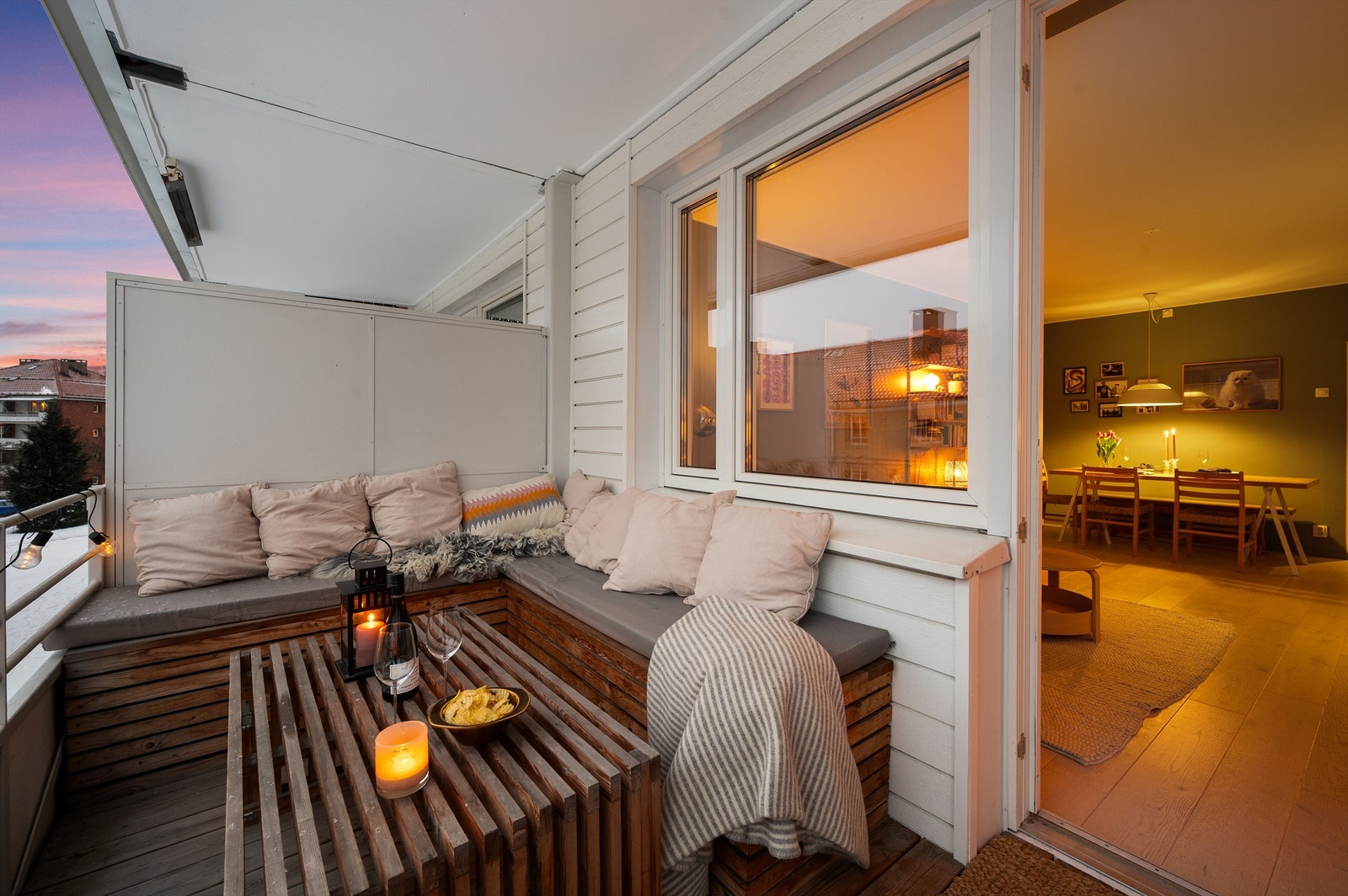 Balkongen har en praktisk plassbygget sittegruppe der årets varme dager og kvelder kan nytes. Galleribilde