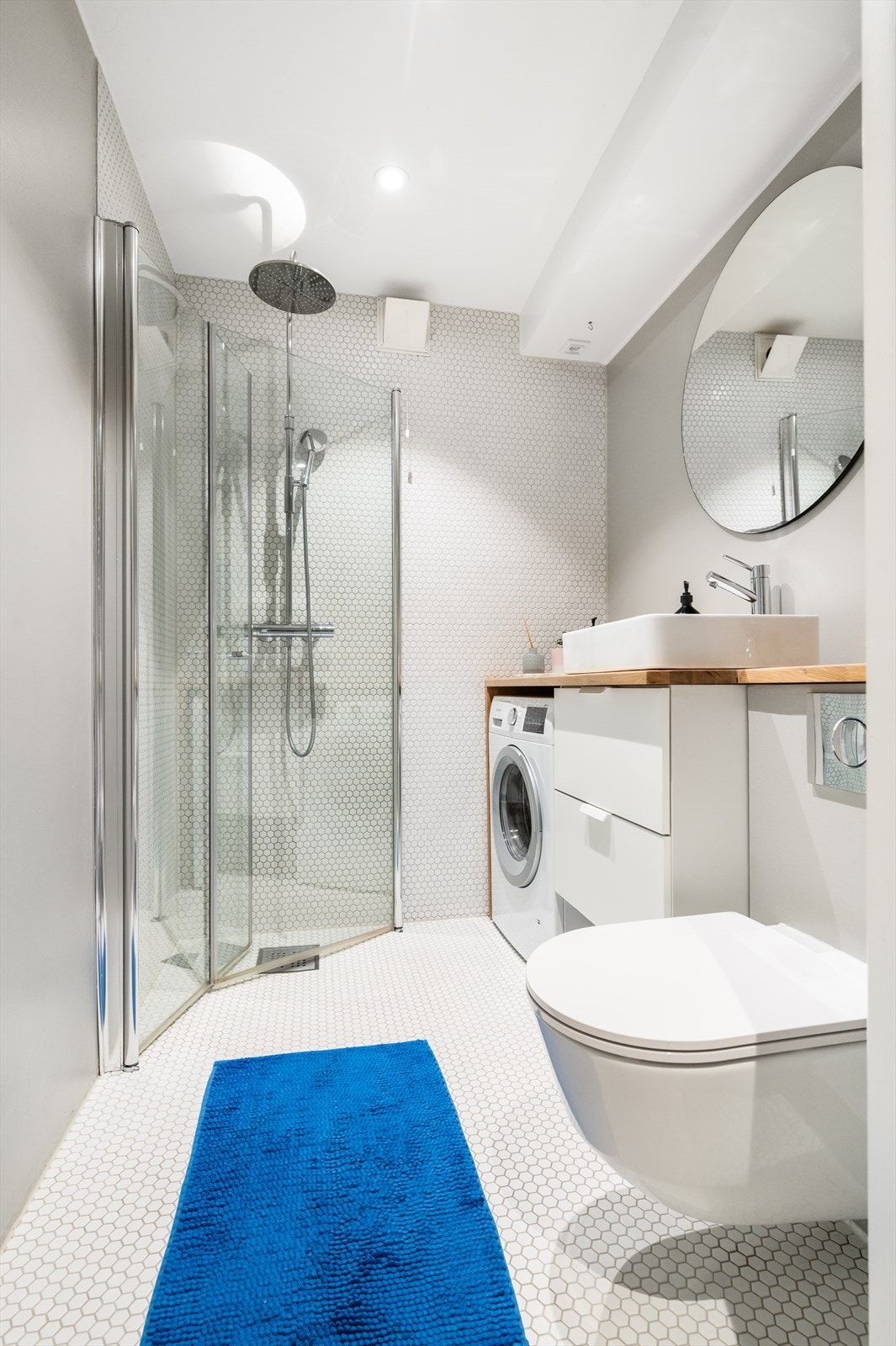 Badet ble renovert i 2017 og er delikat utført med flislagte overflater og elektrisk gulvvarme for økt komfort. Galleribilde