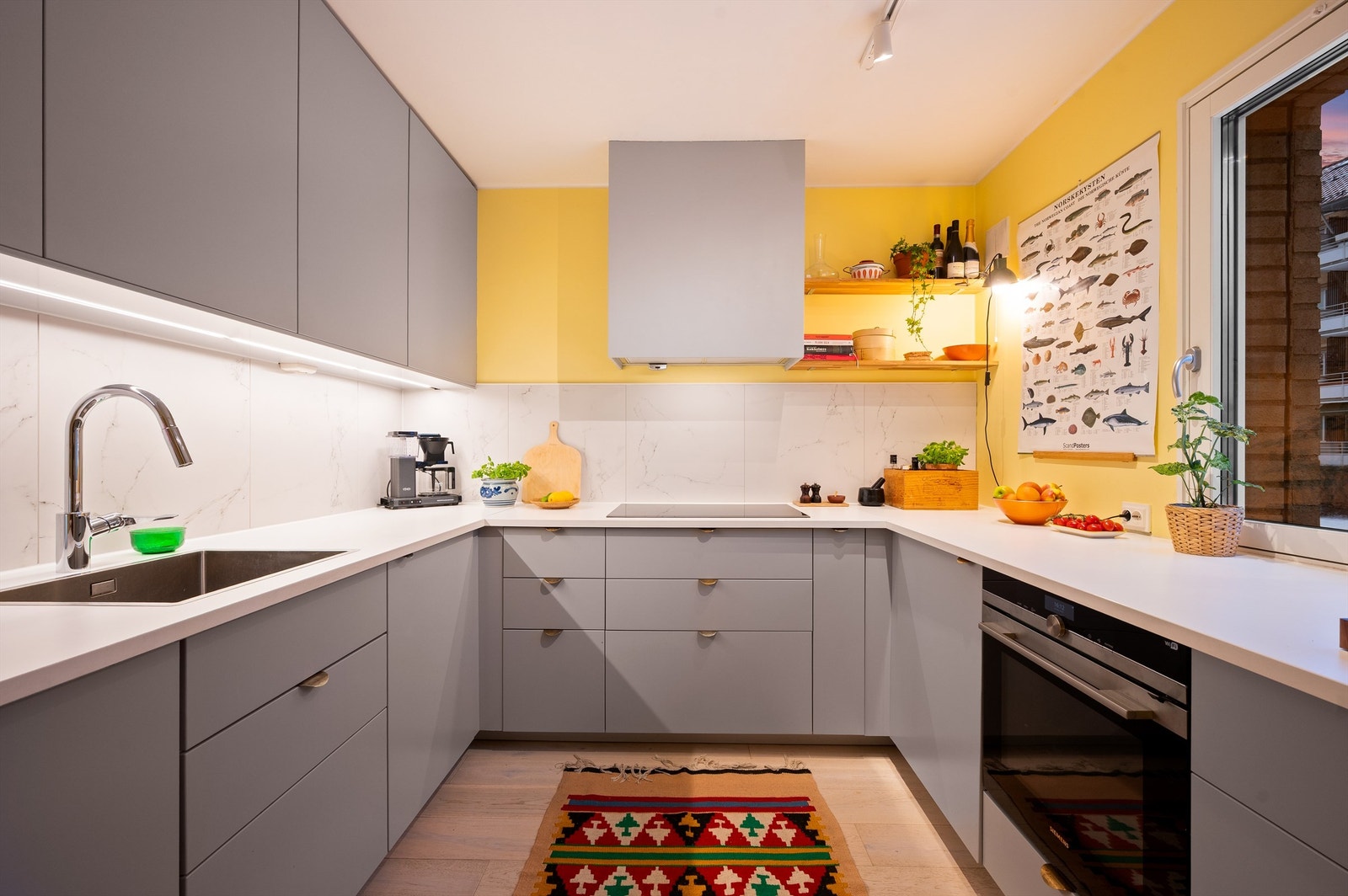 Kjøkkenet er holdt i en praktisk separat løsning der du får en fin sone for matlagingen. Galleribilde