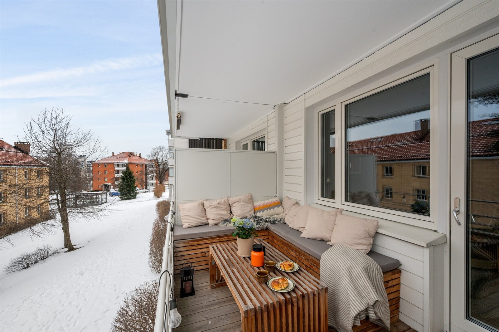 Balkongen er også det perfekte sted for å flytte middagen ut på sommerstid. Det er tillatt med el- og gassgrill. Galleribilde