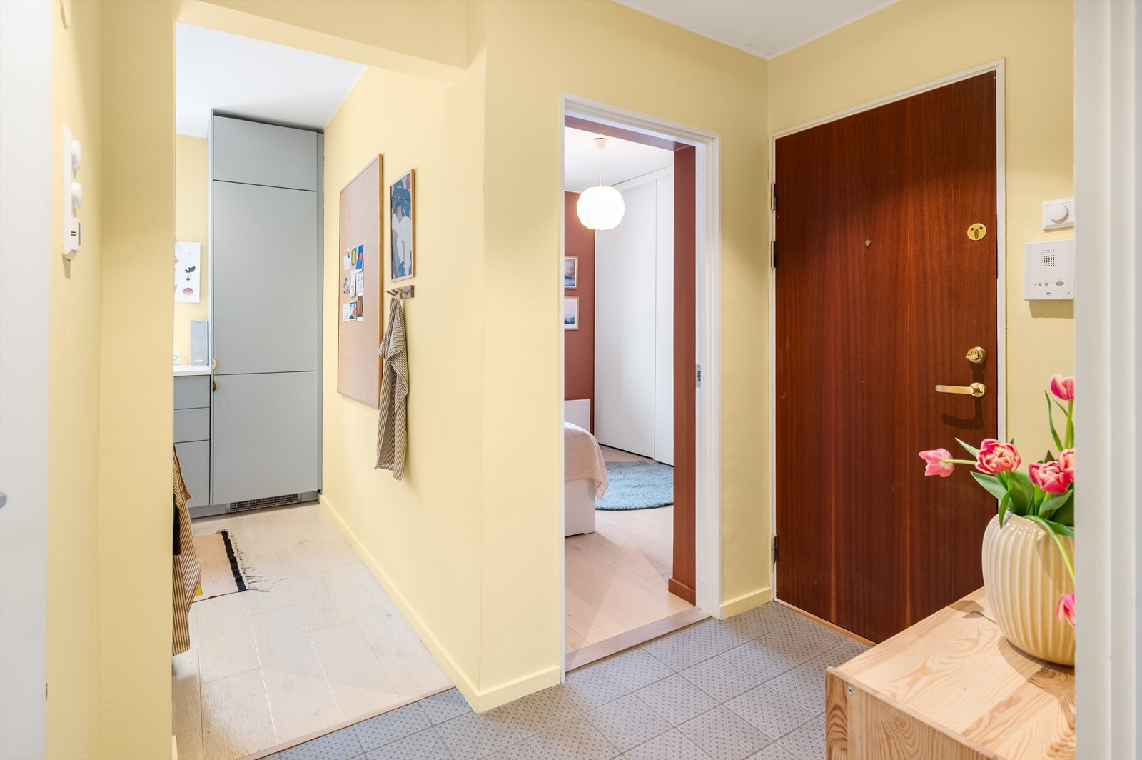 Entréen er innbydende med flislagt gulv og behagelig gulvvarme. Her knyttes boligens rom fint sammen. Galleribilde