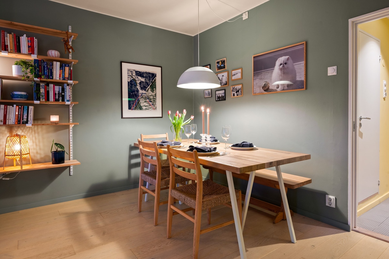 Stuen kan også fint møbleres med et spisebord der venner og familie kan inviteres på middager. Galleribilde