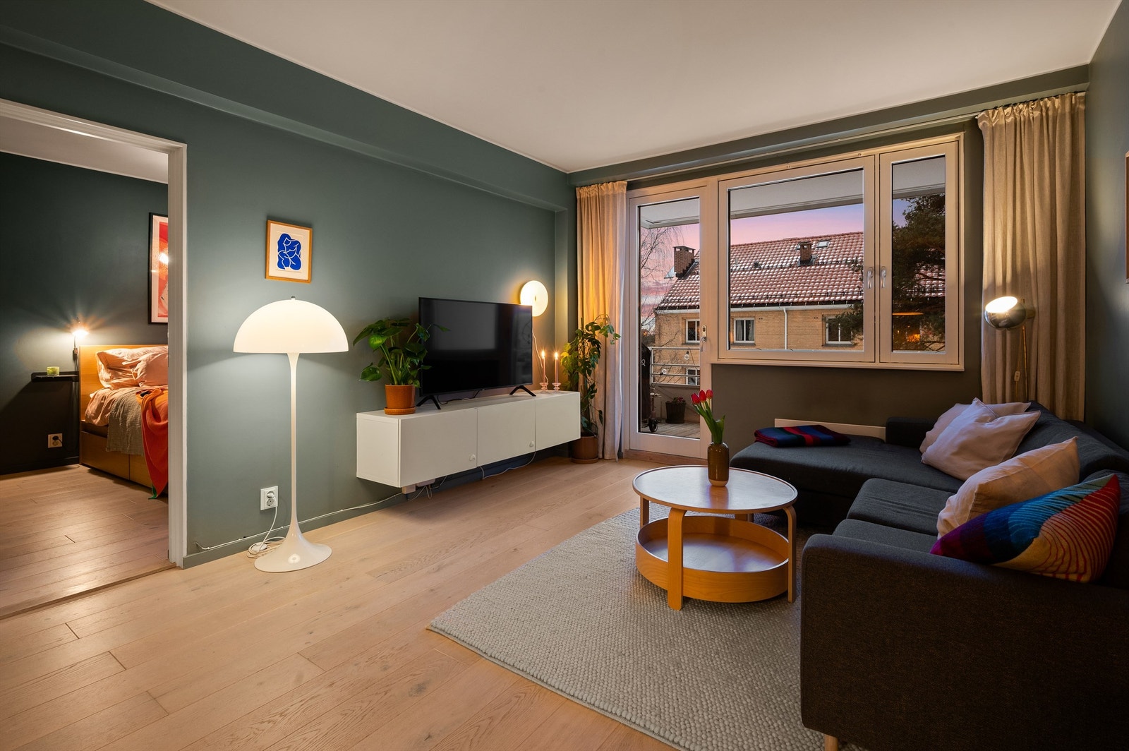 Stuen har overflater holdt i lune og delikate nyanser, og en lekker 1-stavs parkett. Galleribilde