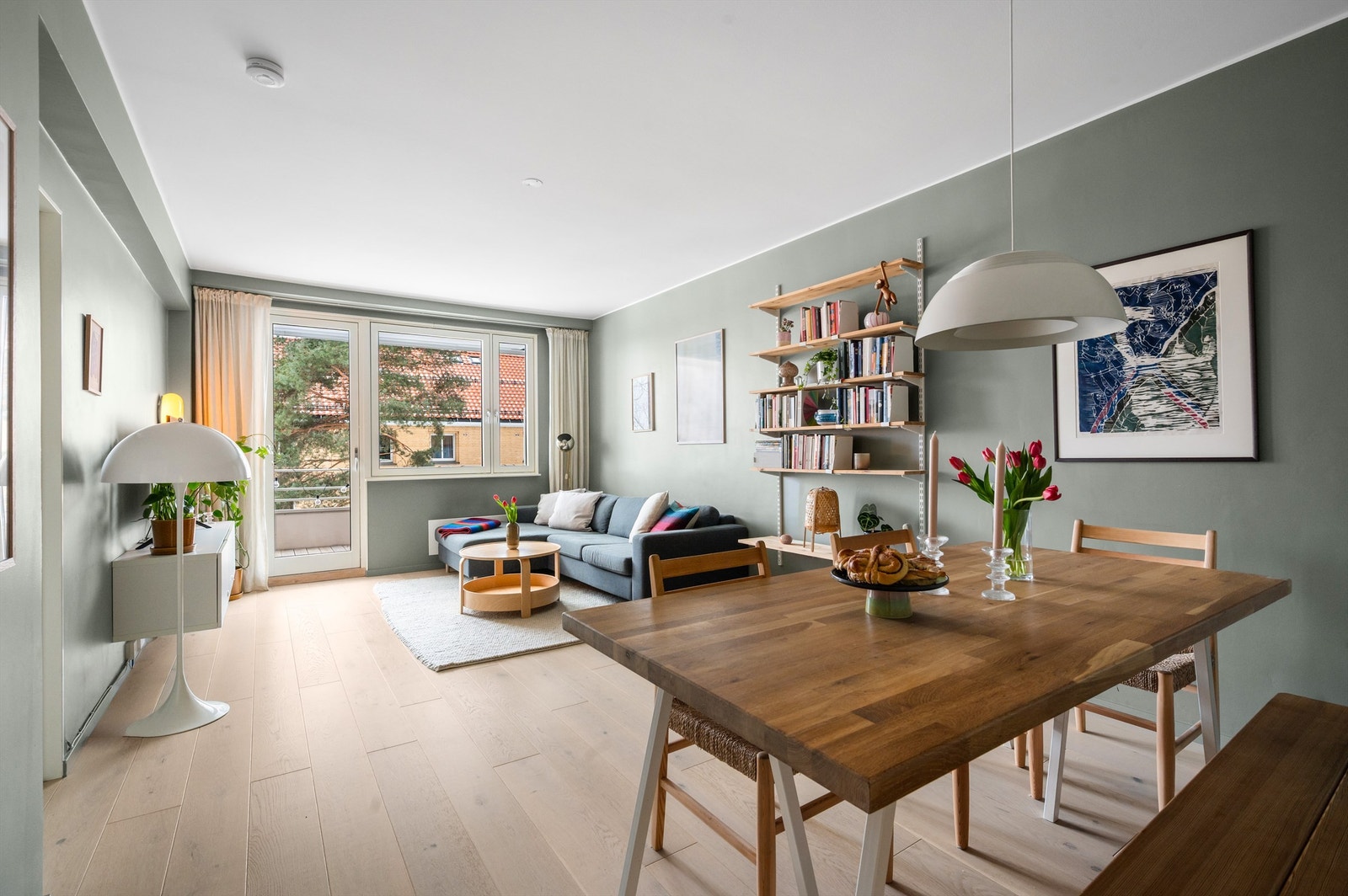 Fra stuen kommer du ut til leilighetens balkong. Galleribilde