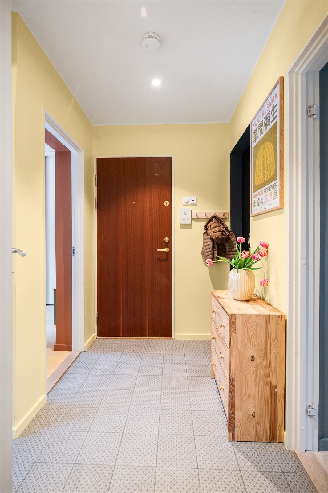 Her er det god plass til å henge fra seg yttertøy og sette fra seg sko. Galleribilde