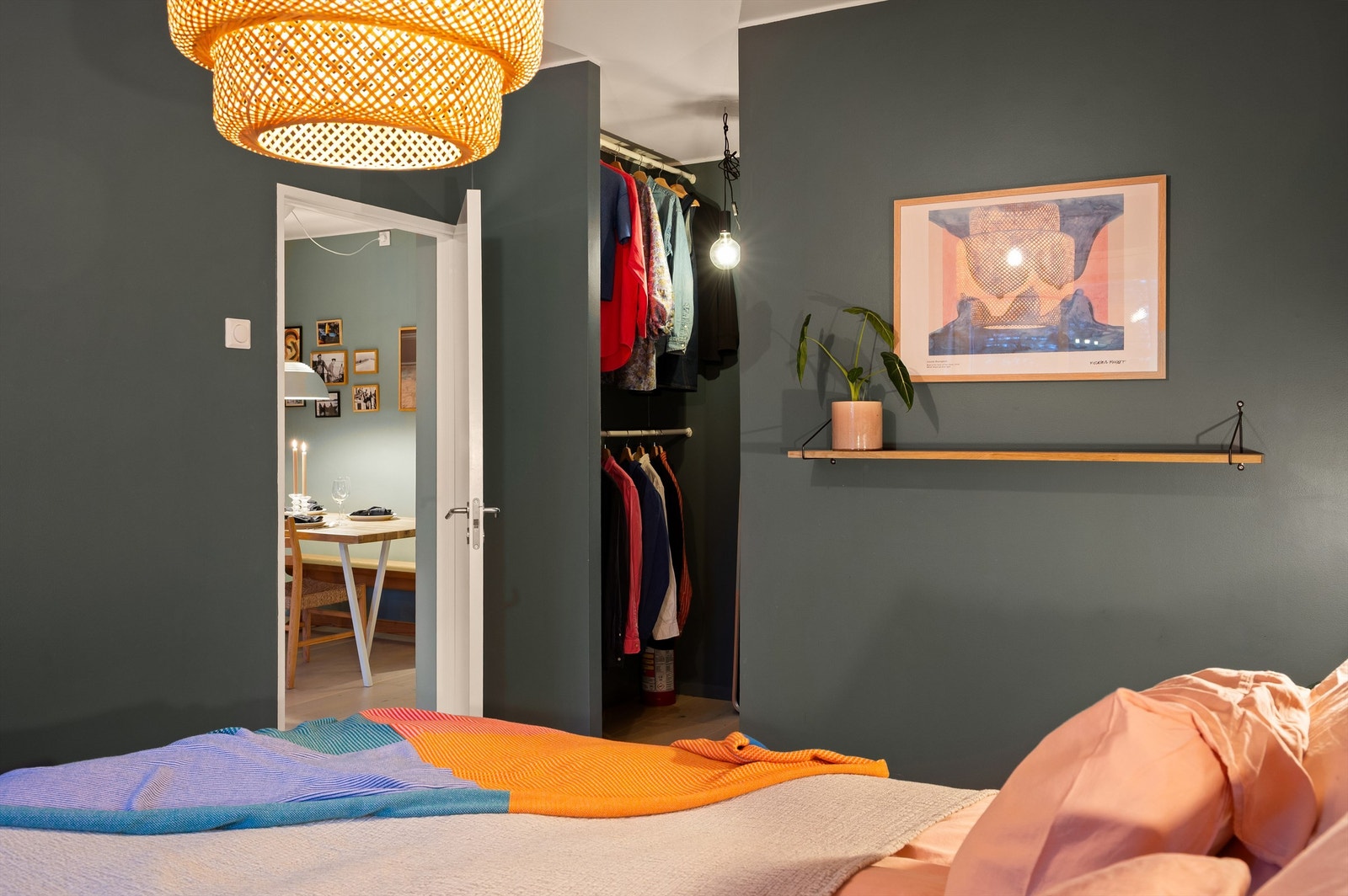 Det er rikelig med oppbevaringsplass i en romslig plassbygget garderobeløsning. Galleribilde