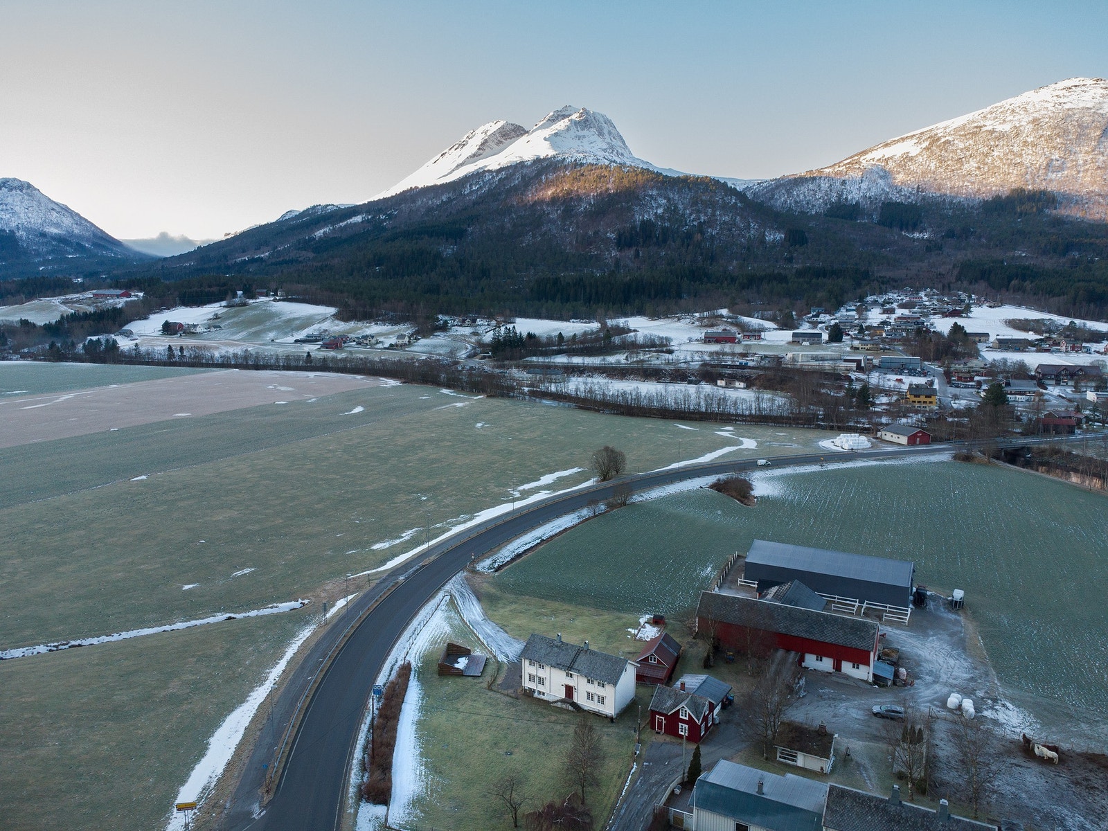 Eiendommen ligger sentralt i Tresfjord. Kort vei til dagligvarebutikk og barnehage. Det er ca 13 km til Vestnes sentrum med skoler, butikker og offentlige kontorer. Galleribilde