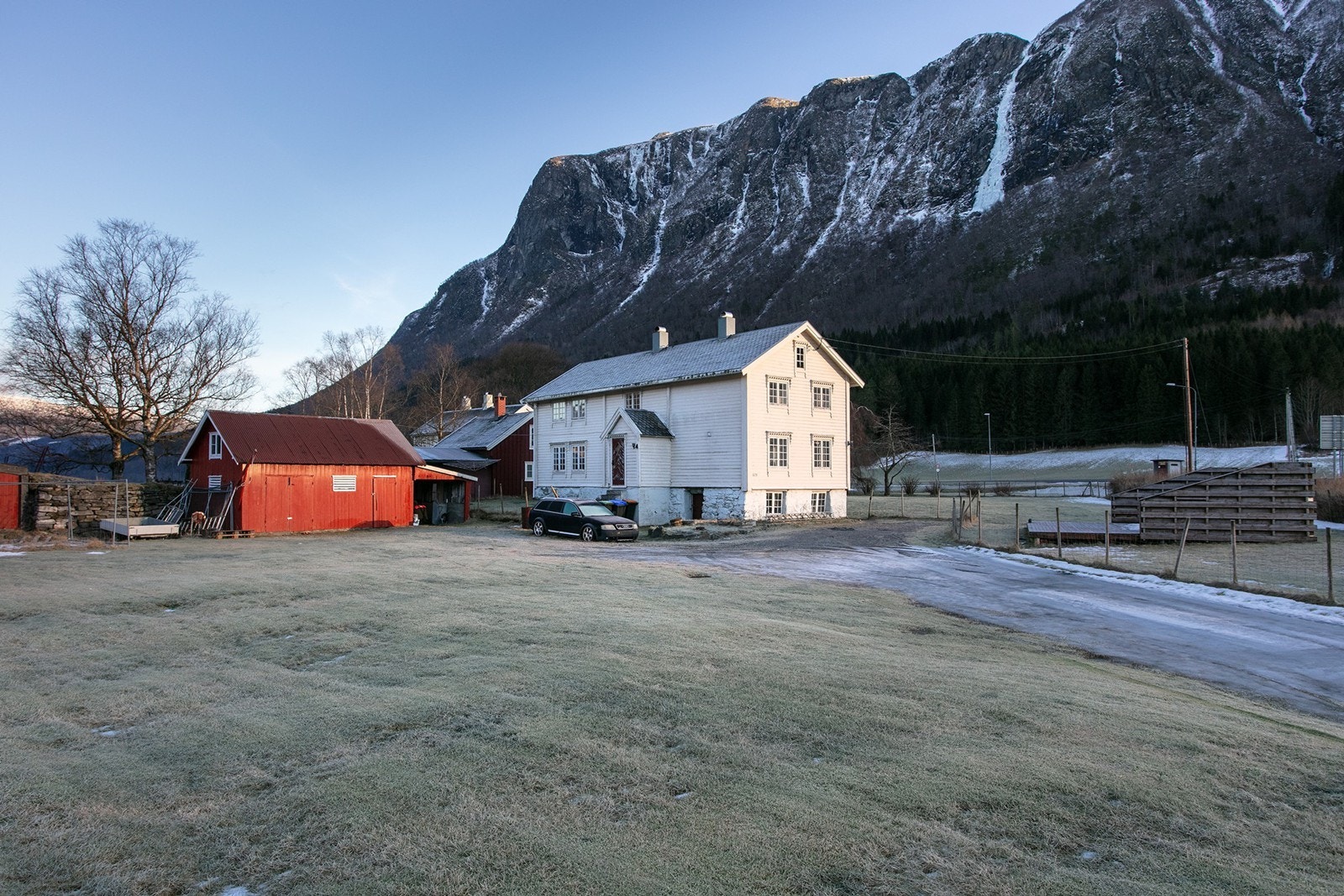 Eiendommen grenser helt inntil bebyggelsen på naboeiendommen Galleribilde