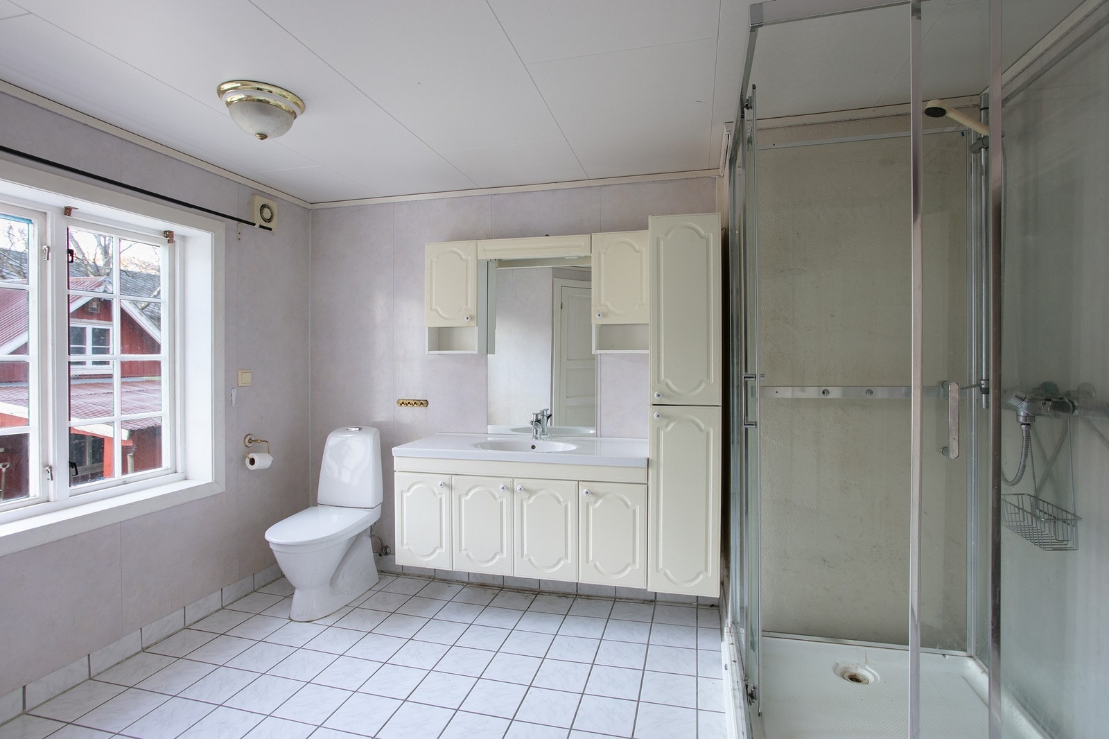 Bad i 1. etasje med baderomsinnredning, gulvmontert toalett og dusjkabinett Galleribilde