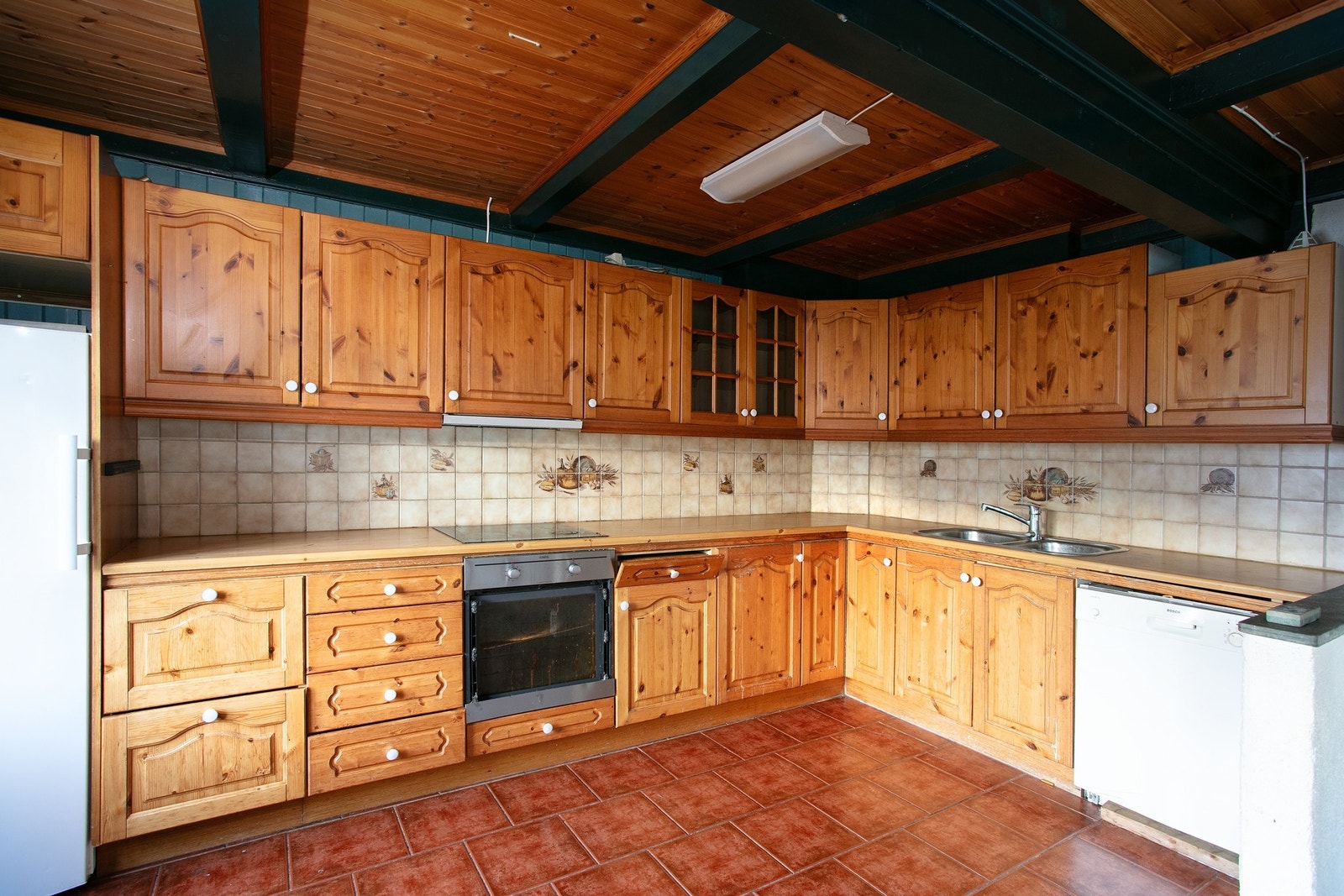 Kjøkkeninnredning med under- og overskap, heltre furu fronter Galleribilde