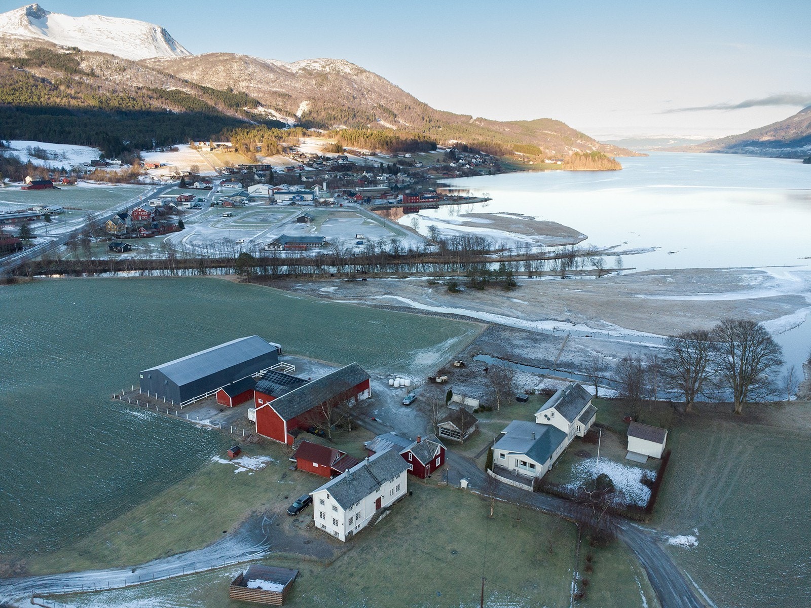 Eiendommen består av eldre våningshus og ett uthus med carport Galleribilde