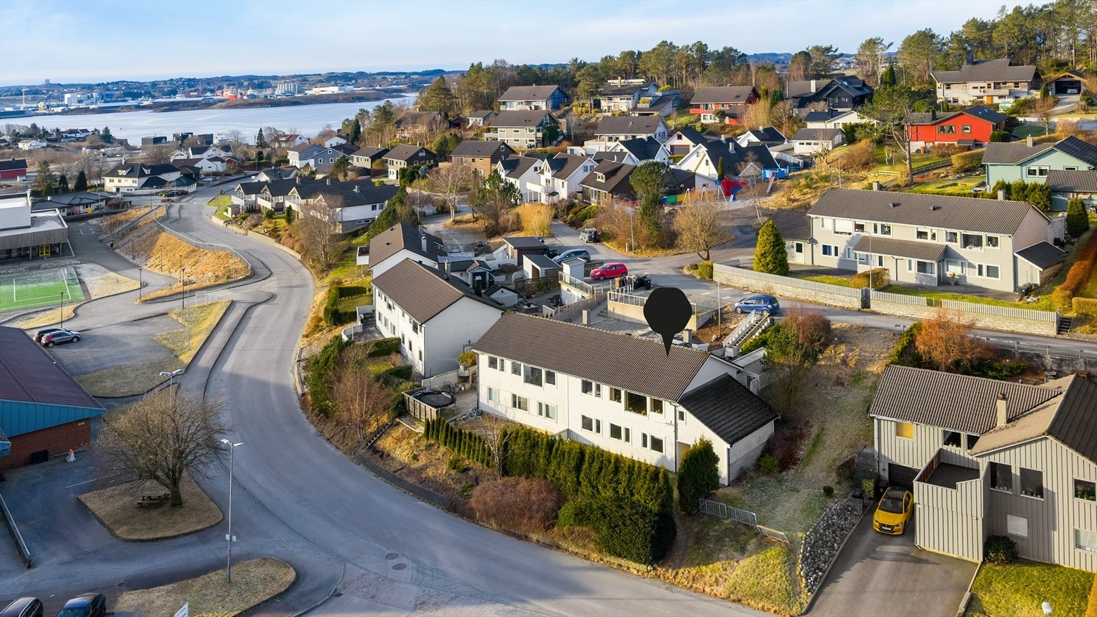 Bjøllehaugvegen 21 er en romslig halvpart av tomannsbolig med en sentral beliggenhet på Vormedal Galleribilde