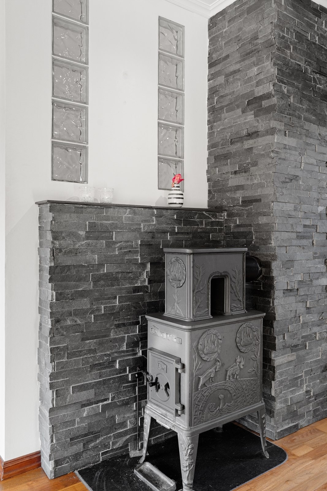 Det er montert vedovn som gir deilig varme til boligen på årets kaldeste dager - i tillegg er det også installert varmepumpe i trappeløpet Galleribilde