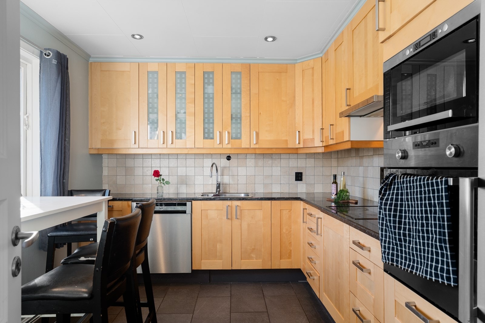 Romslig IKEA-kjøkken med masse skap- og benkeplass Galleribilde