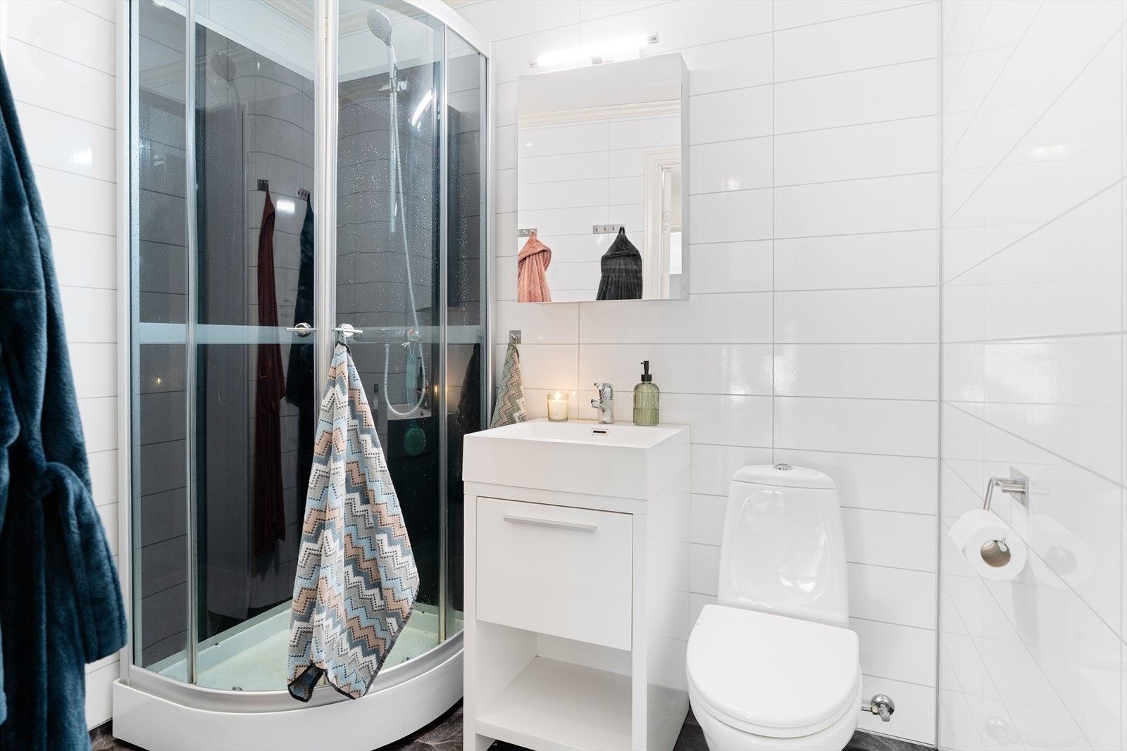 Boligen har totalt to bad - ett bad i hver etasje Galleribilde