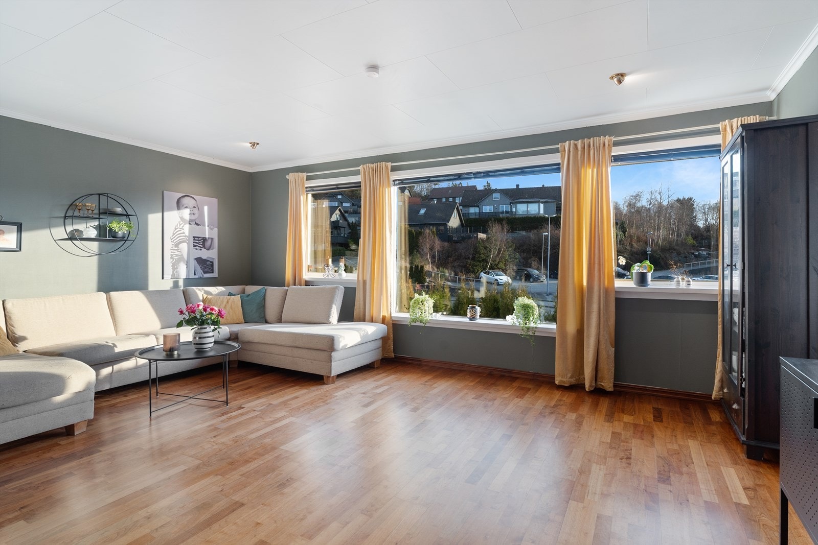 Store vindusflater sørger for masse naturlig dagslys Galleribilde