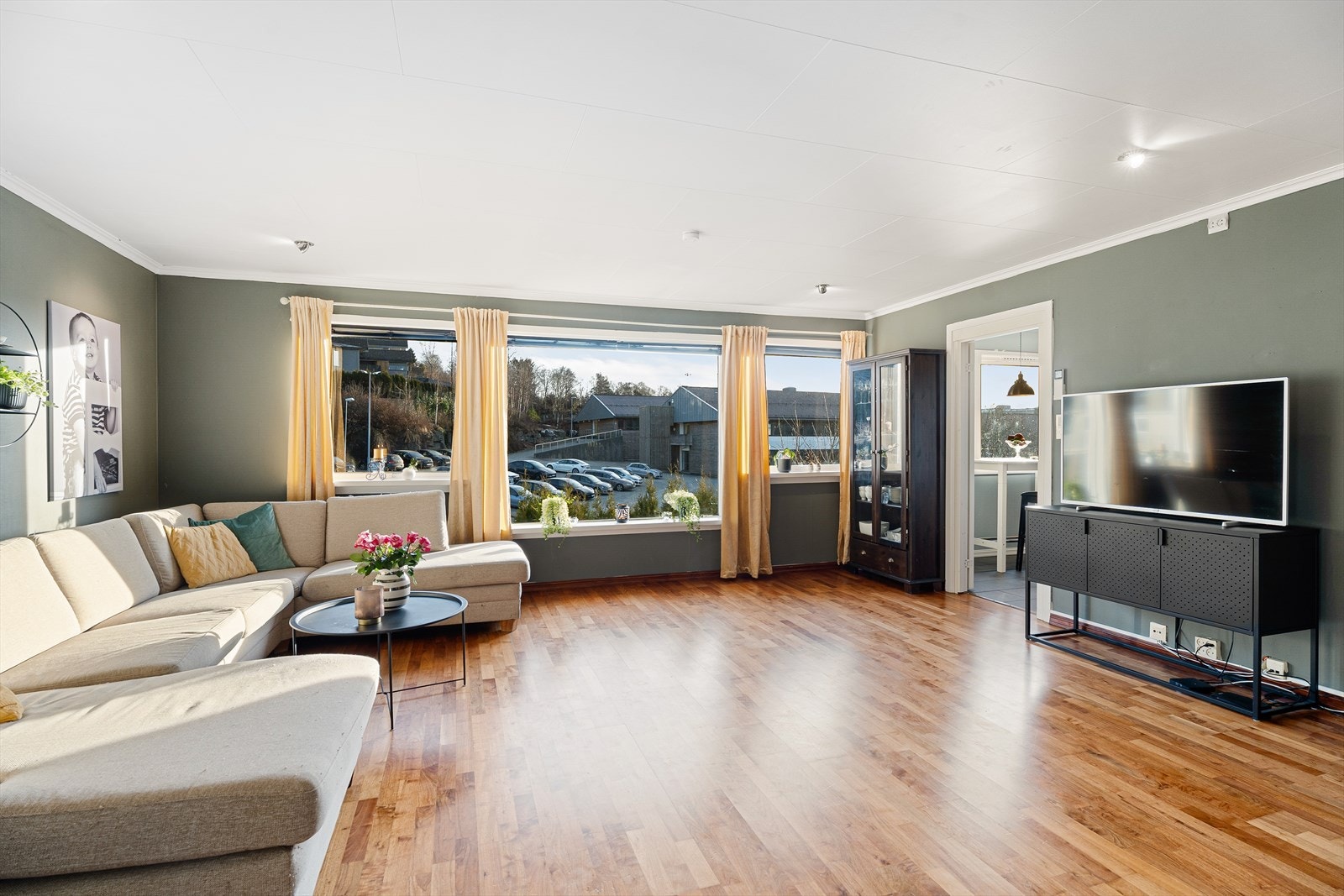 Boligen har en lys og romslig stue med god plass til sofagruppe og spisebord Galleribilde