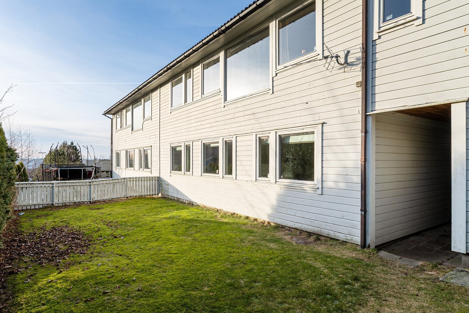 Hagen har enkel adkomst via utvendig trapp fra 1. etasje Galleribilde