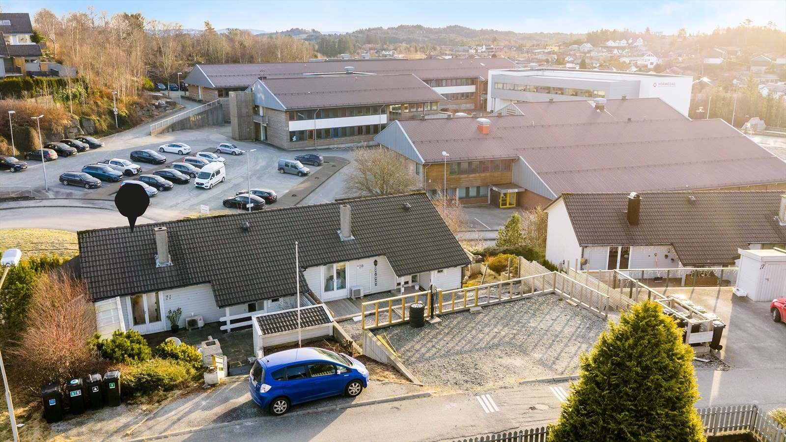 I tillegg til parkering på gnr. 147 bnr. 327 er det muligheter for parkering langs tomtegrensen mot vest. Galleribilde