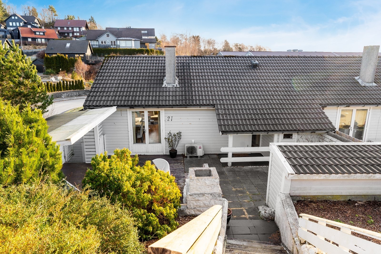 Mot vest er det en stor og solrik terrasse med overbygg (ikke omsøkt og godkjent) Galleribilde