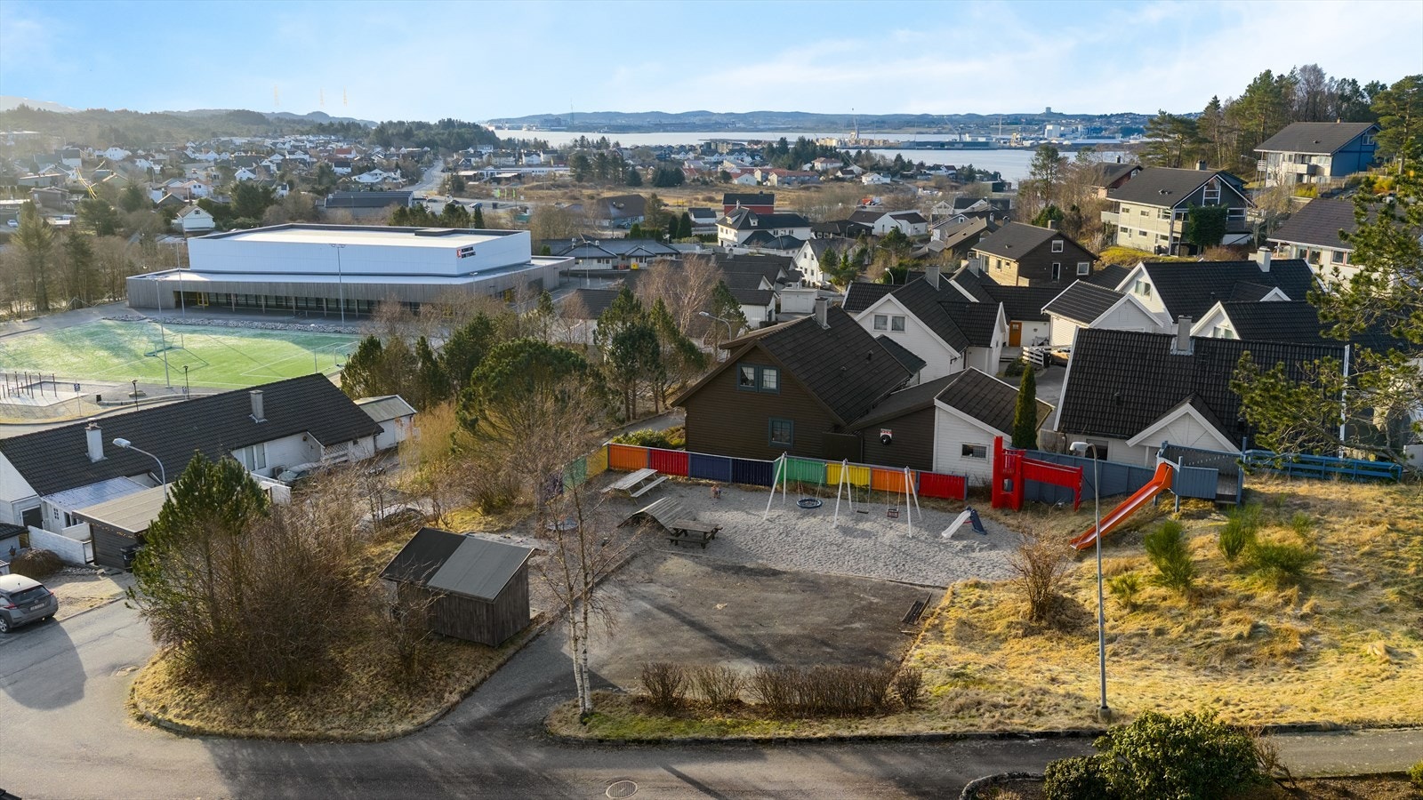 Lekeplass for barna like ved boligen Galleribilde