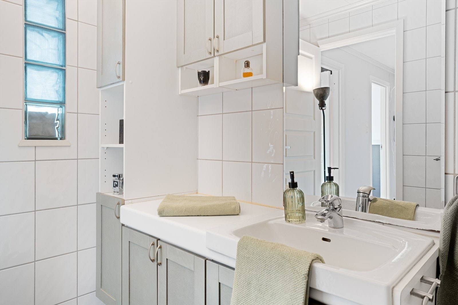 Badet er utstyrt med lys baderomsinnredning, boblebadekar og gulvstående toalett Galleribilde