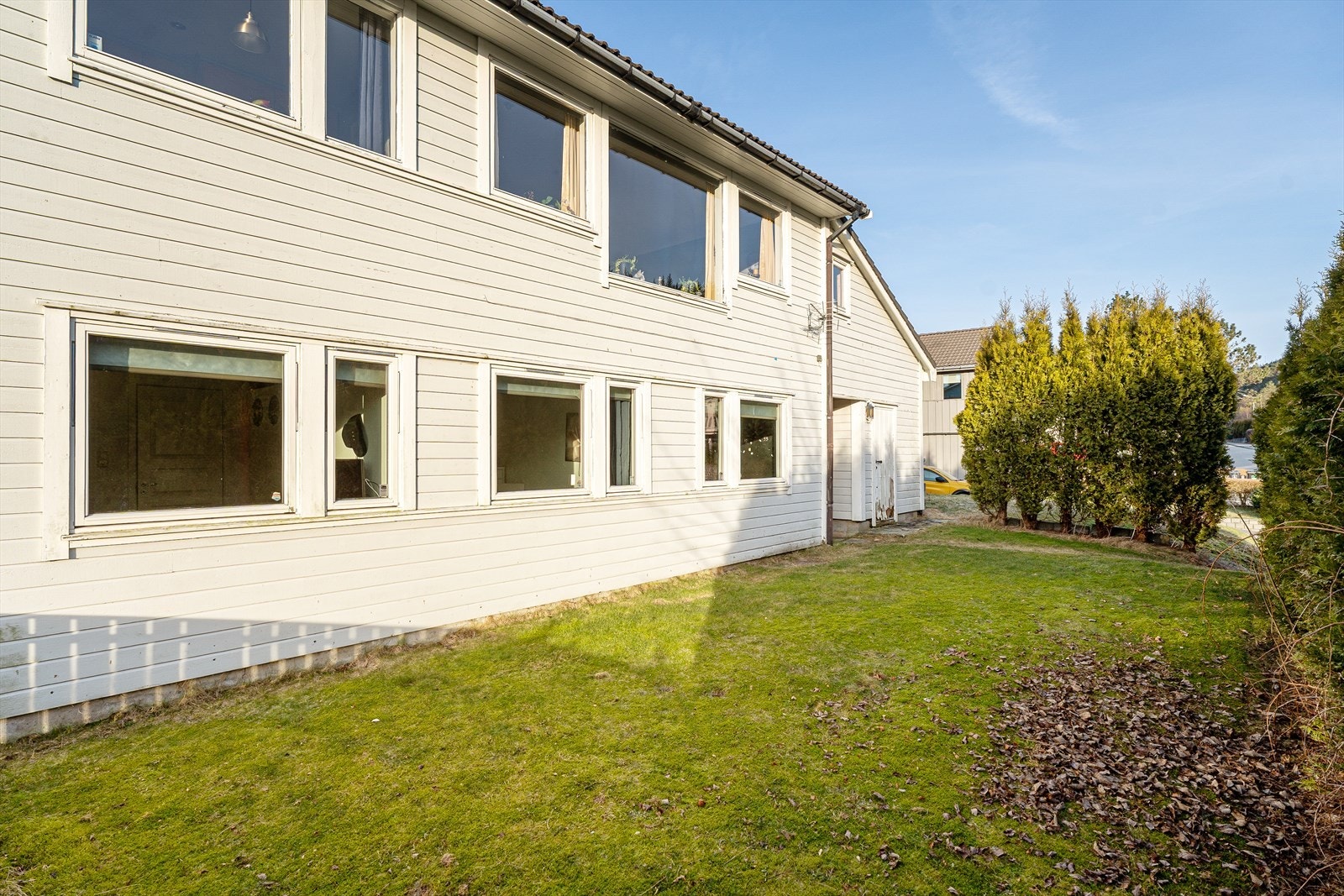 Eiendommen har en romslig og usjenert hage mot øst med god boltreplass for barna Galleribilde