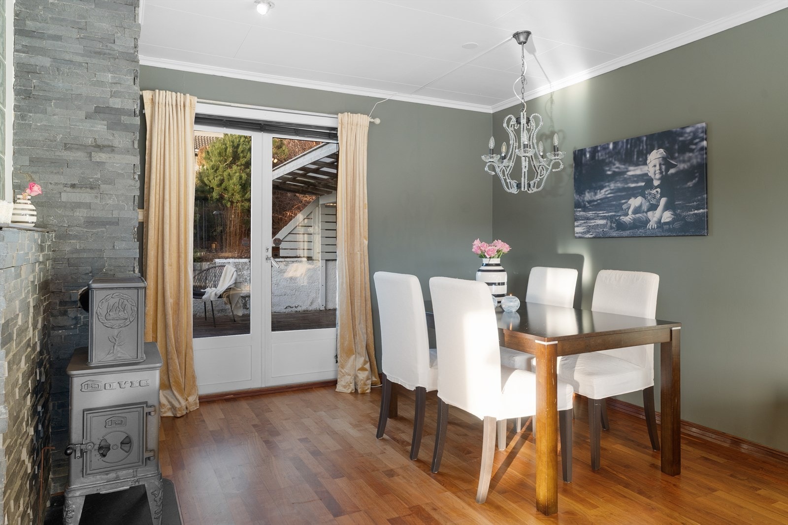 Fra stuen er det direkte utgang til det vestvendte terrasseområdet Galleribilde