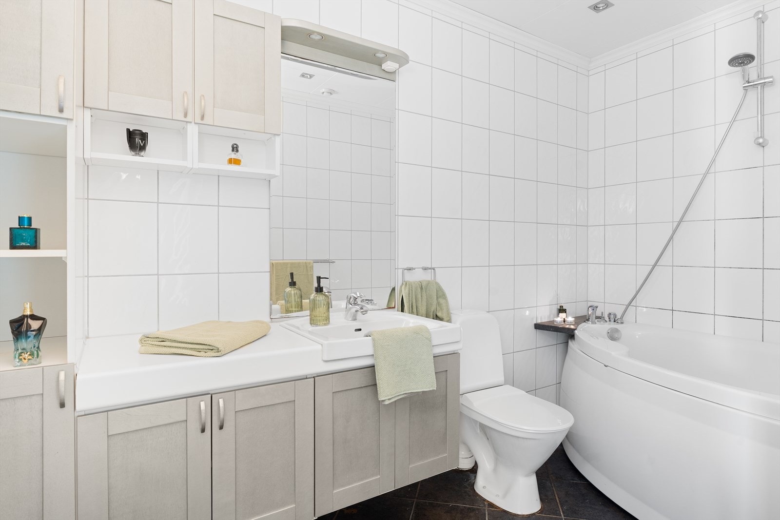 Stort, helfliset bad med varmekabler i gulvet Galleribilde