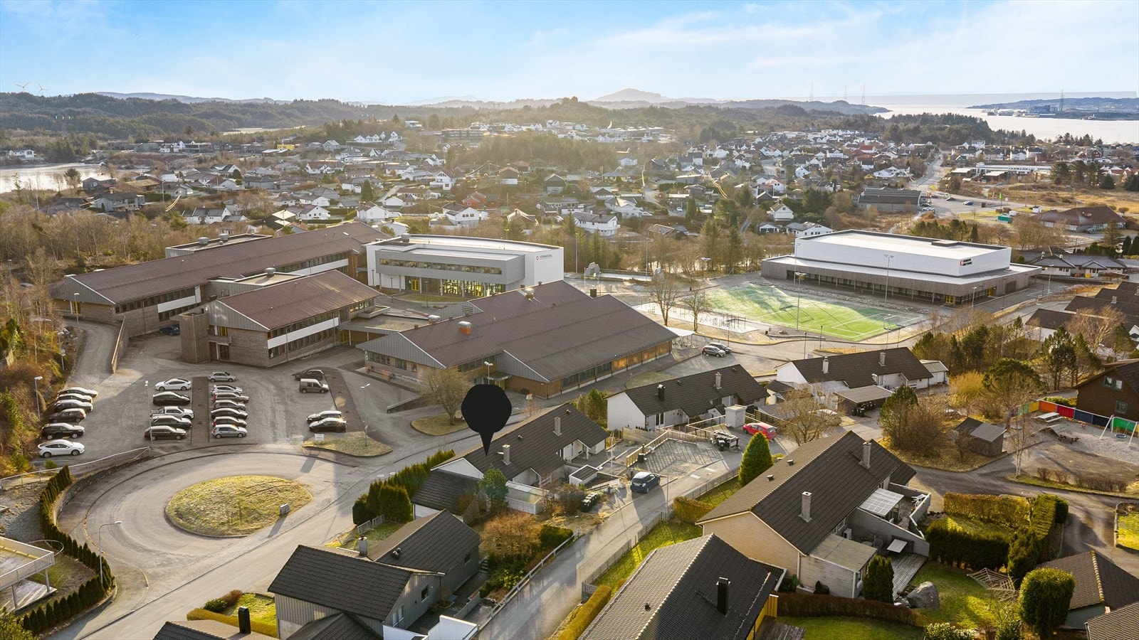 Her bor du i et veletablert og familievennlig boligområde med kort avstand til både skole, barnehage og idrettsanlegg, samt flotte turmuligheter i nærområdet Galleribilde