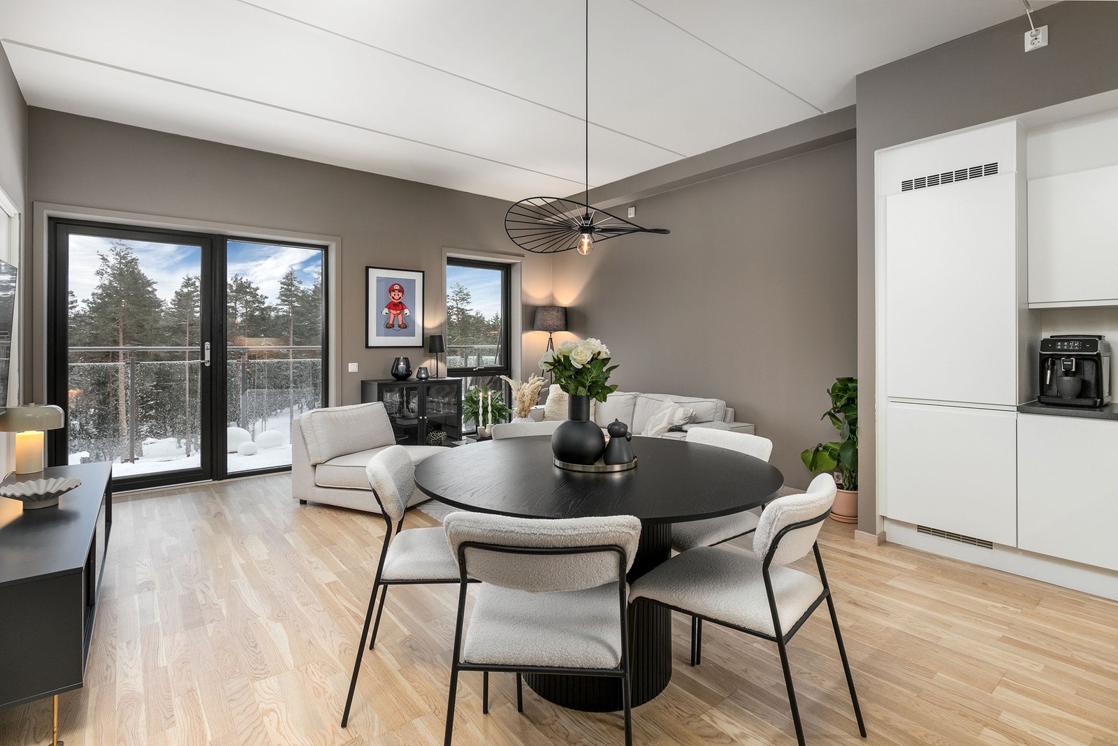 Leiligheten i Fjellvegen 2 har en svært god internbeliggenhet i byggets 5. etasje og BRA-i på 65 kvm. Galleribilde