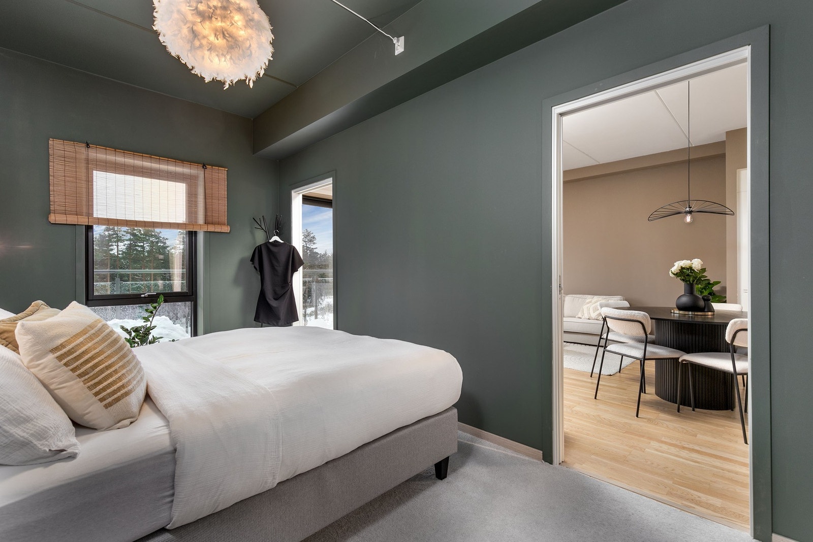 Rommene er malt i moderne og tidsriktige fargevalg. Galleribilde