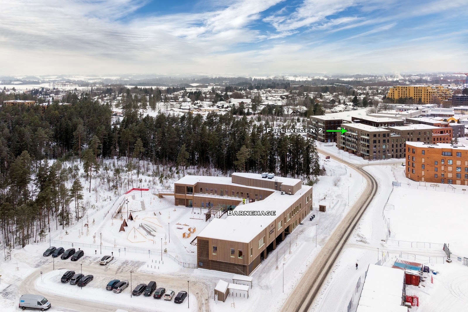 Leiligheten er beliggende i det nye og populære boligområde Skogmo Park med nærhet til skoler, barnehager, butikker og offentlig kommunikasjon. Galleribilde