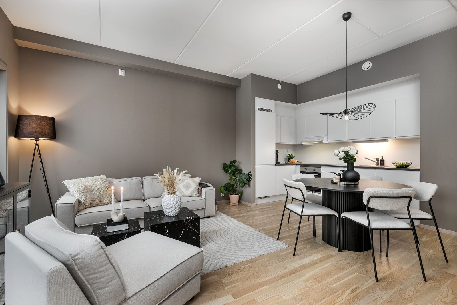 I forkant av kjøkkenet er det fin avsatt plass til spisegruppe. Galleribilde