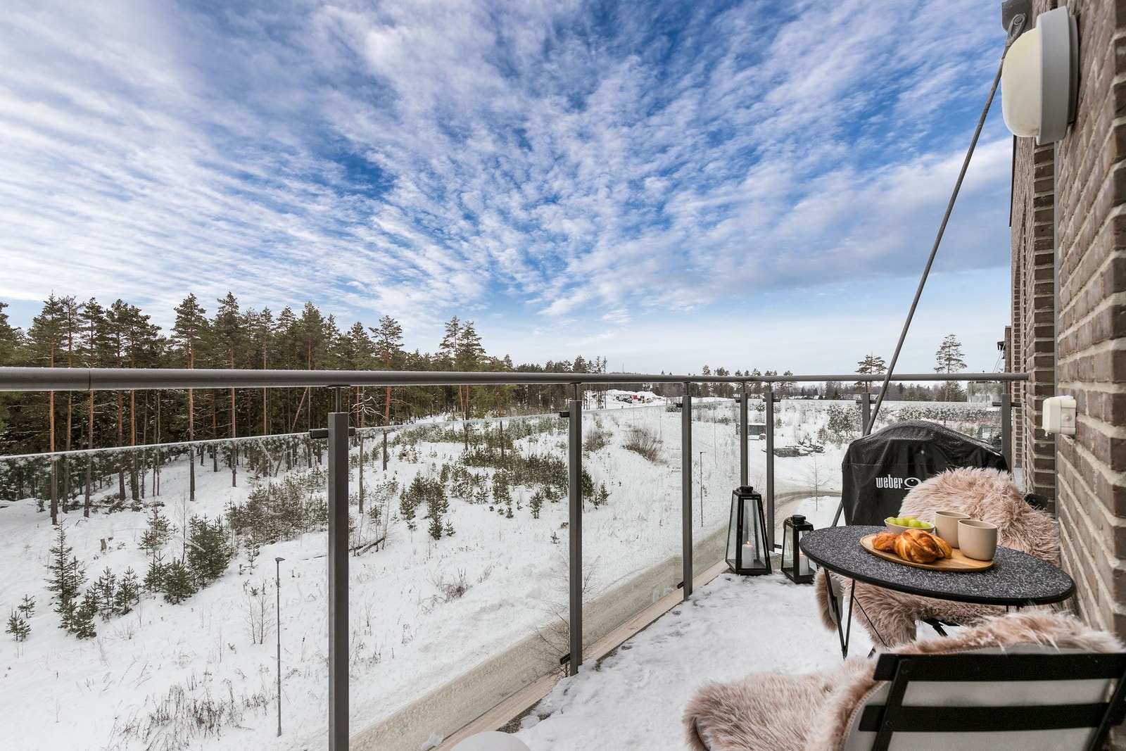 Fritt utsyn over nærområdet fra balkongen. Galleribilde