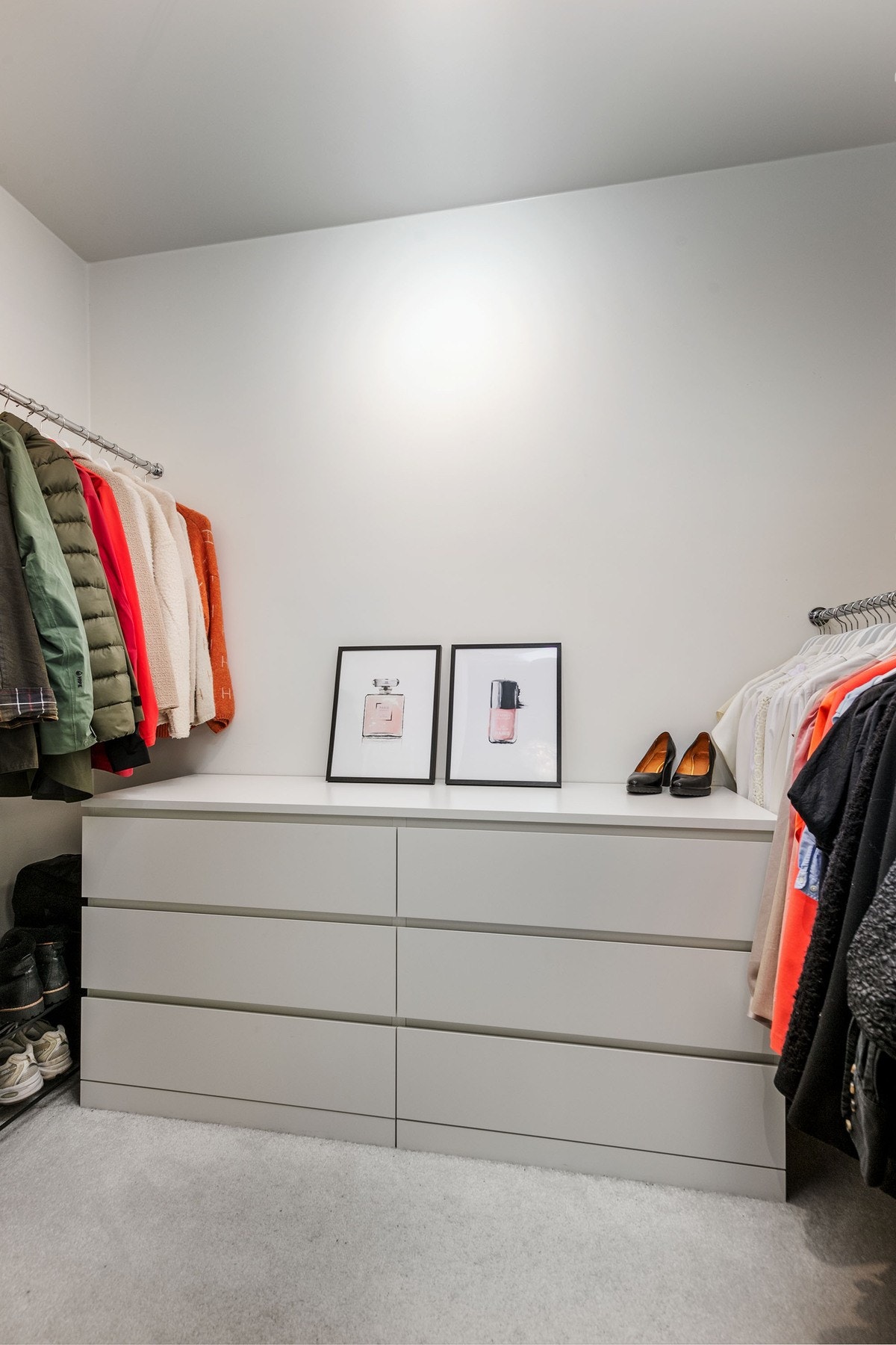 Praktisk innvendig bod med tilkomst fra hovedsoverommet. Galleribilde