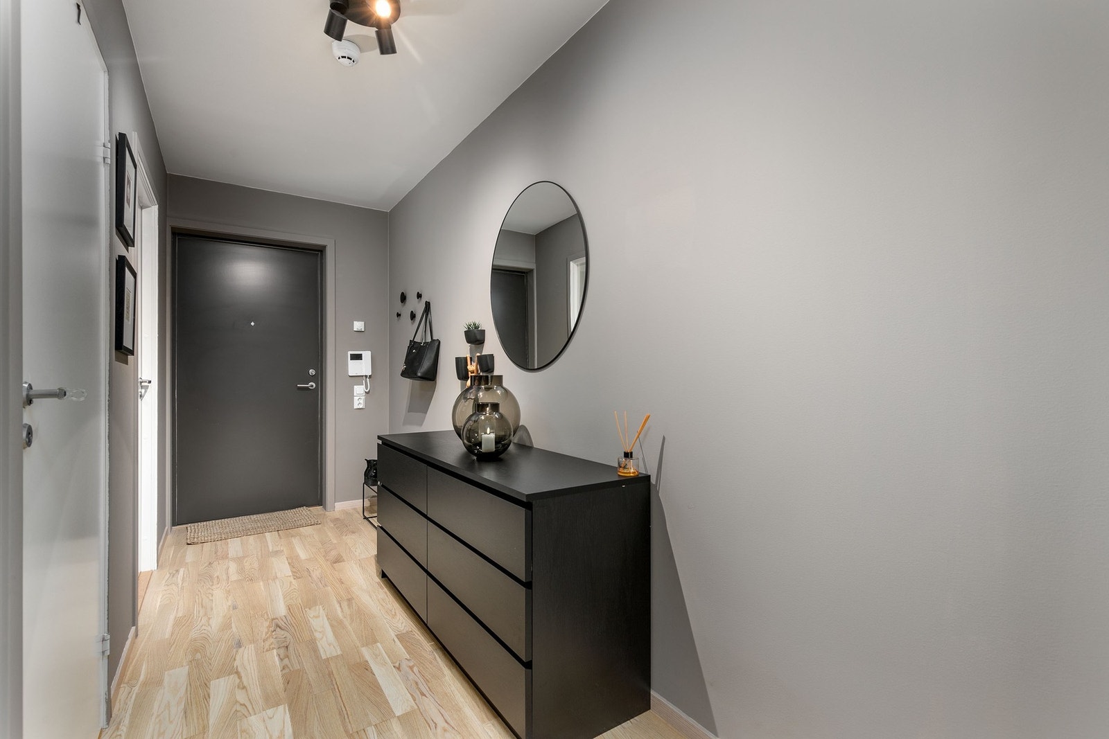 Lys og innbydende entrè. Det er montert dørcalling. Galleribilde