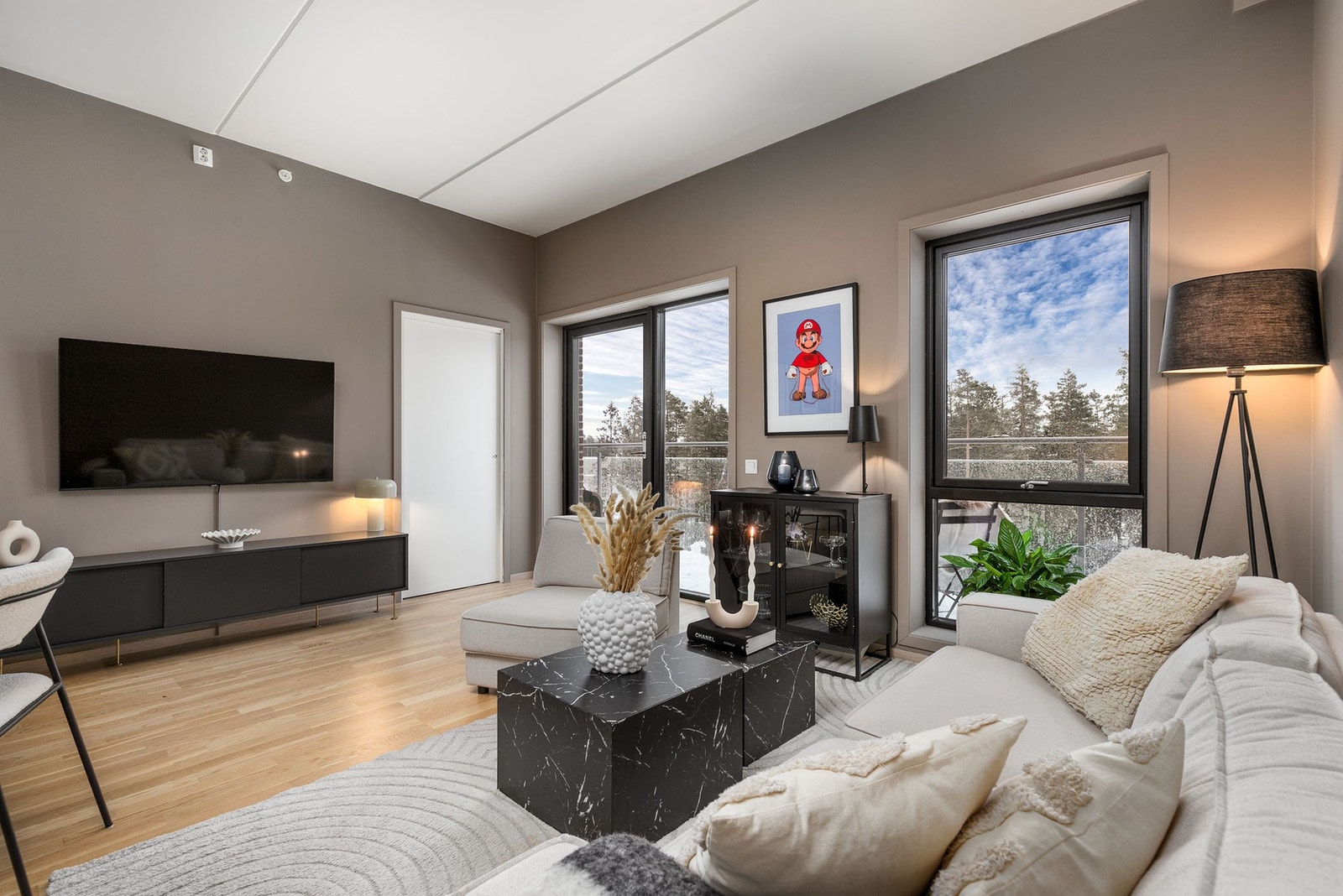 Store vindusflater sørger for rikelig med naturlig lys. Galleribilde