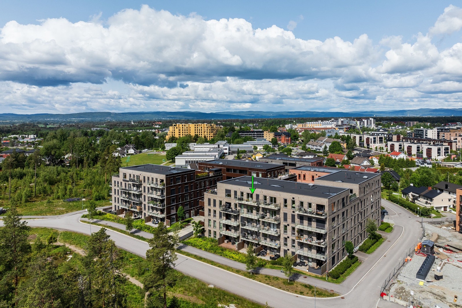 Gangavstand med direkte gangvei inn til Jessheim sentrum (14 min) hvor man bl.a. finner Jessheim Storsenter og Jessheim stasjon. Galleribilde