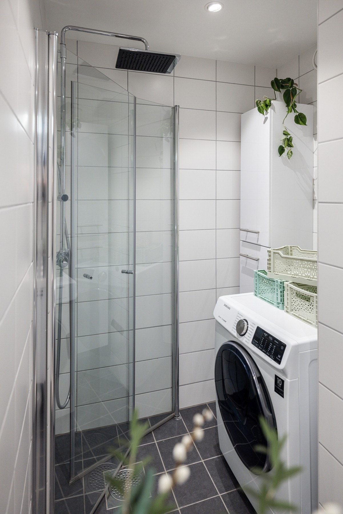 Badet har en smart vaskenisje med plass til vaskemaskin og tørketrommel. Galleribilde